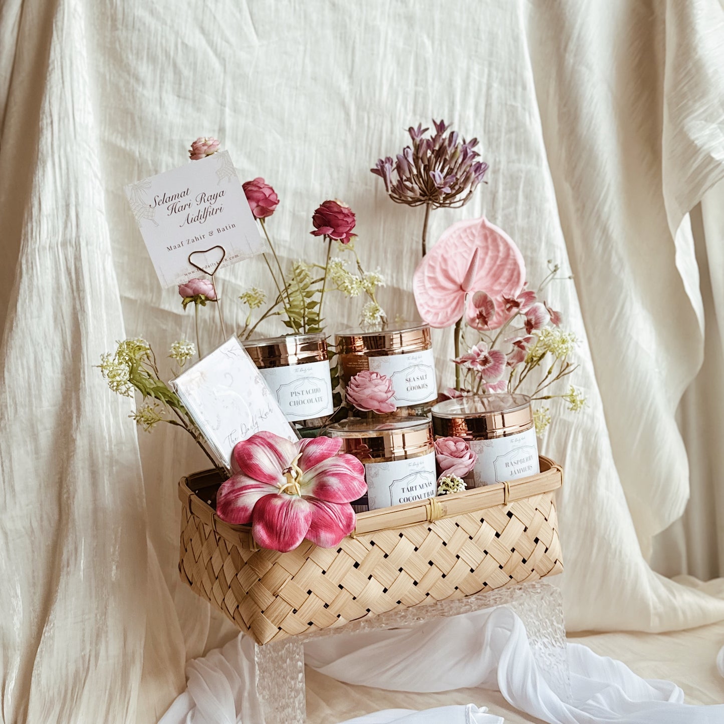 AURA Signature Hamper